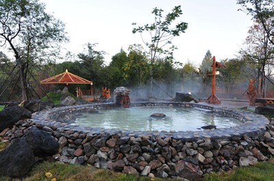 45℃温泉小镇的地理位置与温泉设备技术研发